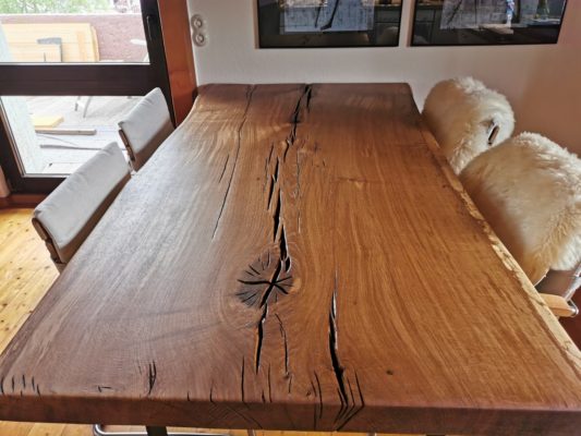 Sie sehen eine Baumscheiben-Tischplatte in einem Esszimmer